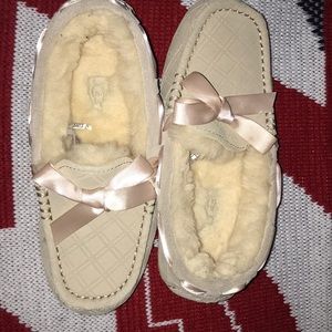 NWOT Size 5 UGG moccasin